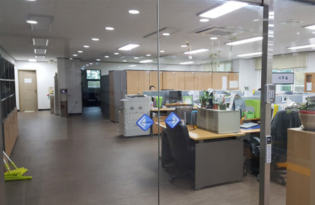 투명한 유리문으로 보이는 진성원 사무실 내부 전경