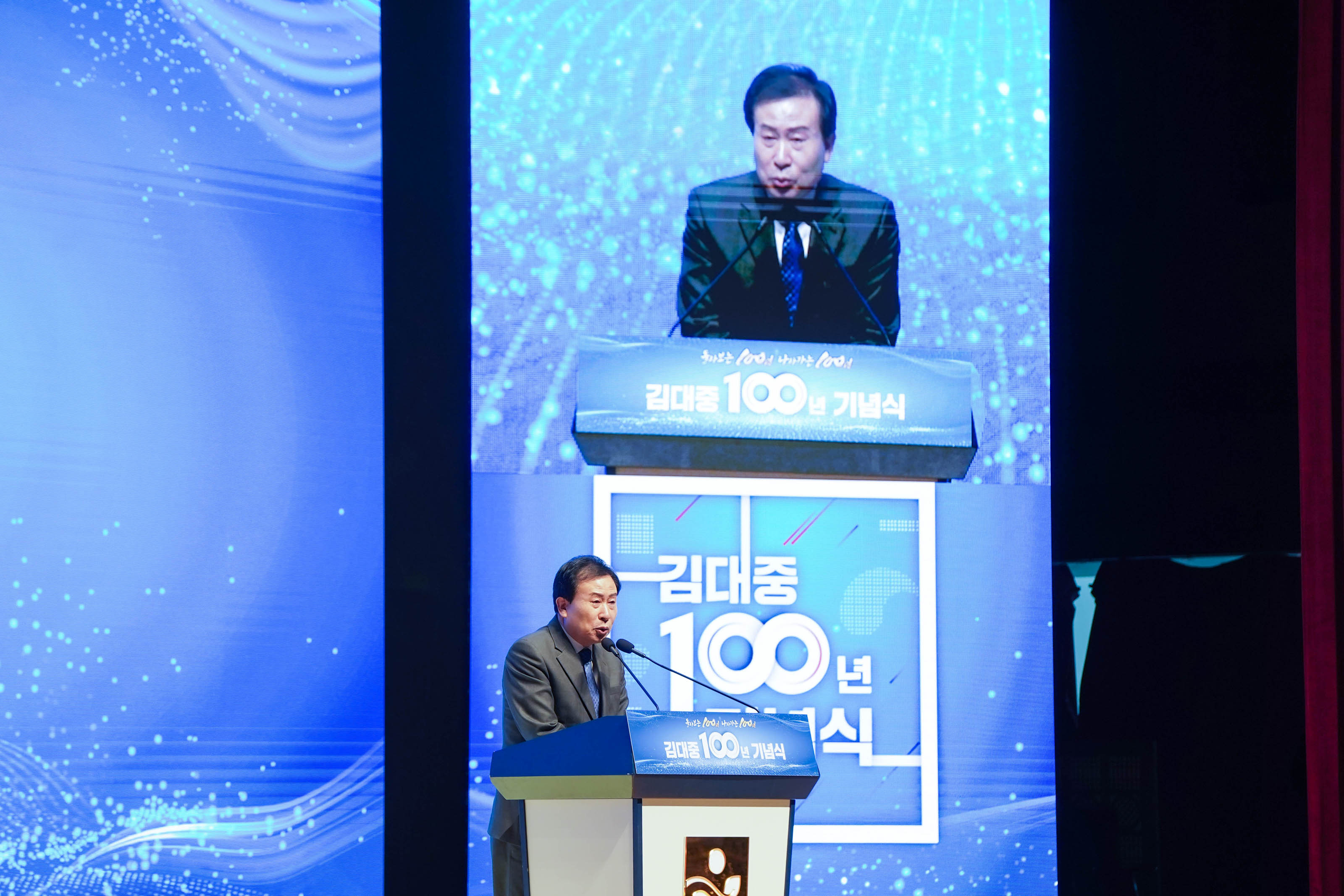 김대중100년 기념식 화면을 배경으로 단상위에서 연설중인 박홍률 시장 측면사진