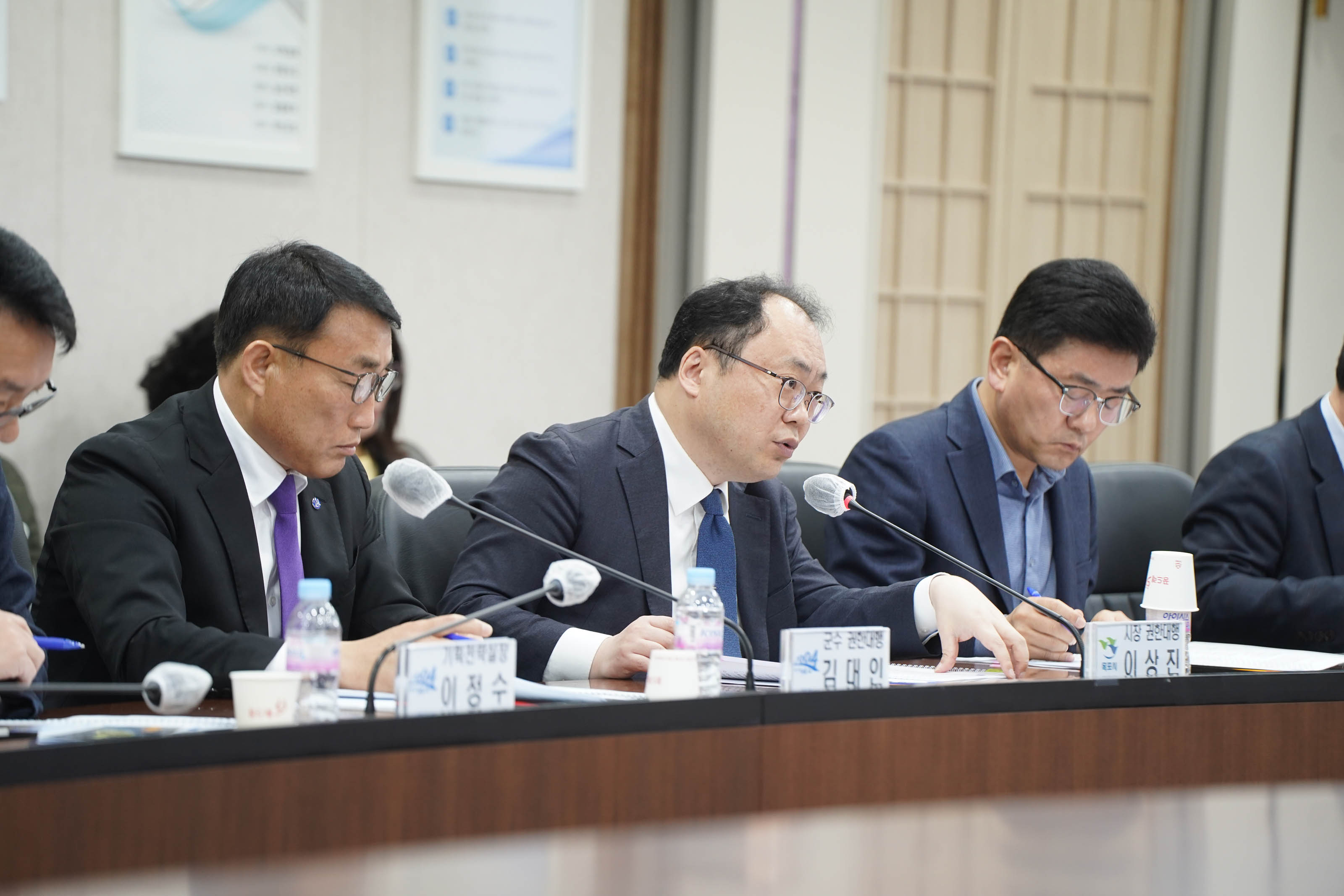 이상진 목포시장 권한대행이 간담회에서 주요 현안에 대해 발언하고 있으며, 왼쪽에는 군수 권한대행 김대인, 재난안전실장 이정수가 각각 이름표를 앞에 두고 진지하게 회의에 참여하고 있다.