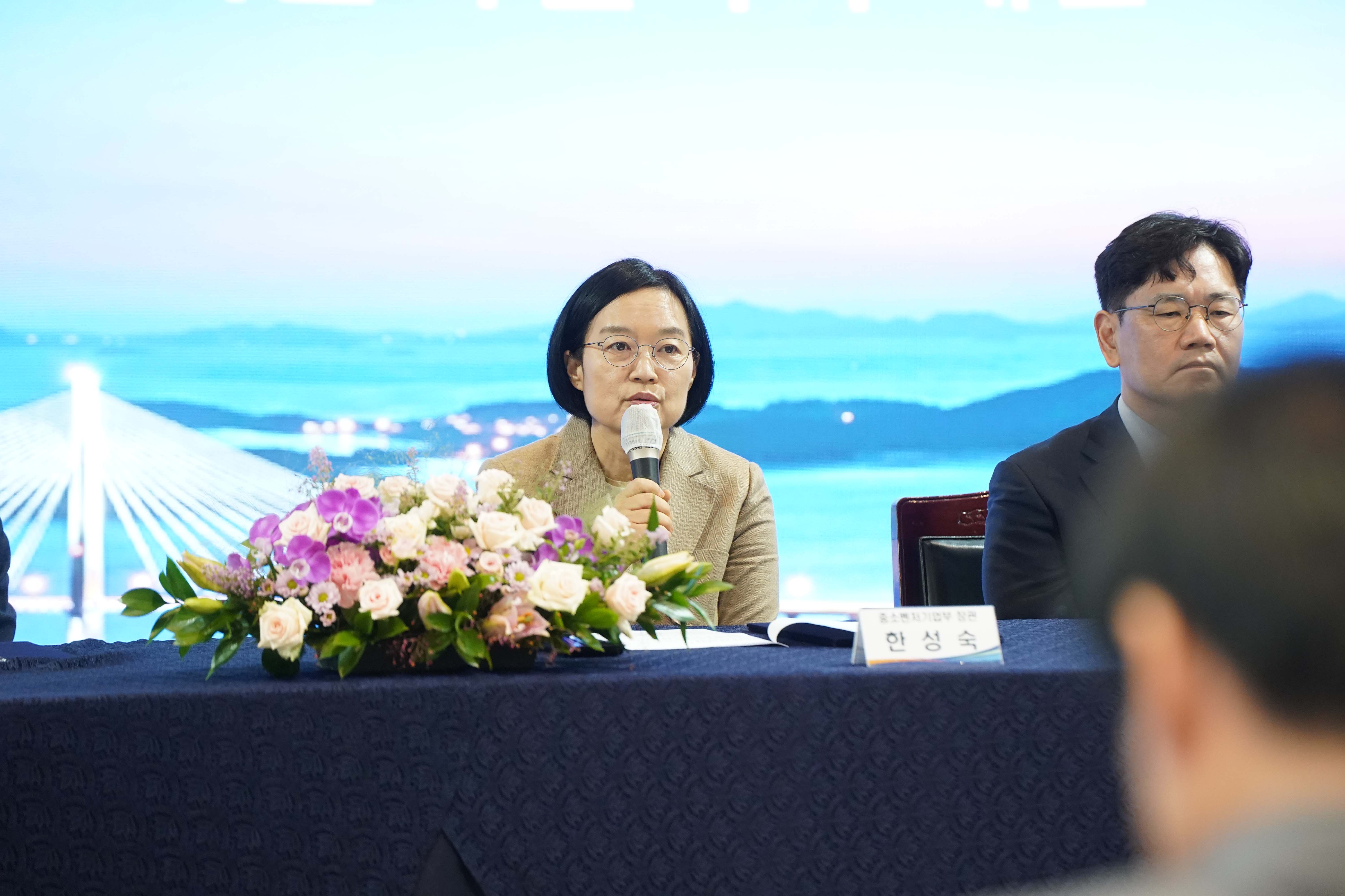 목포대교 배경의 대형 스크린 앞에서 한성숙 장관이 마이크를 들고 발언하는 모습.