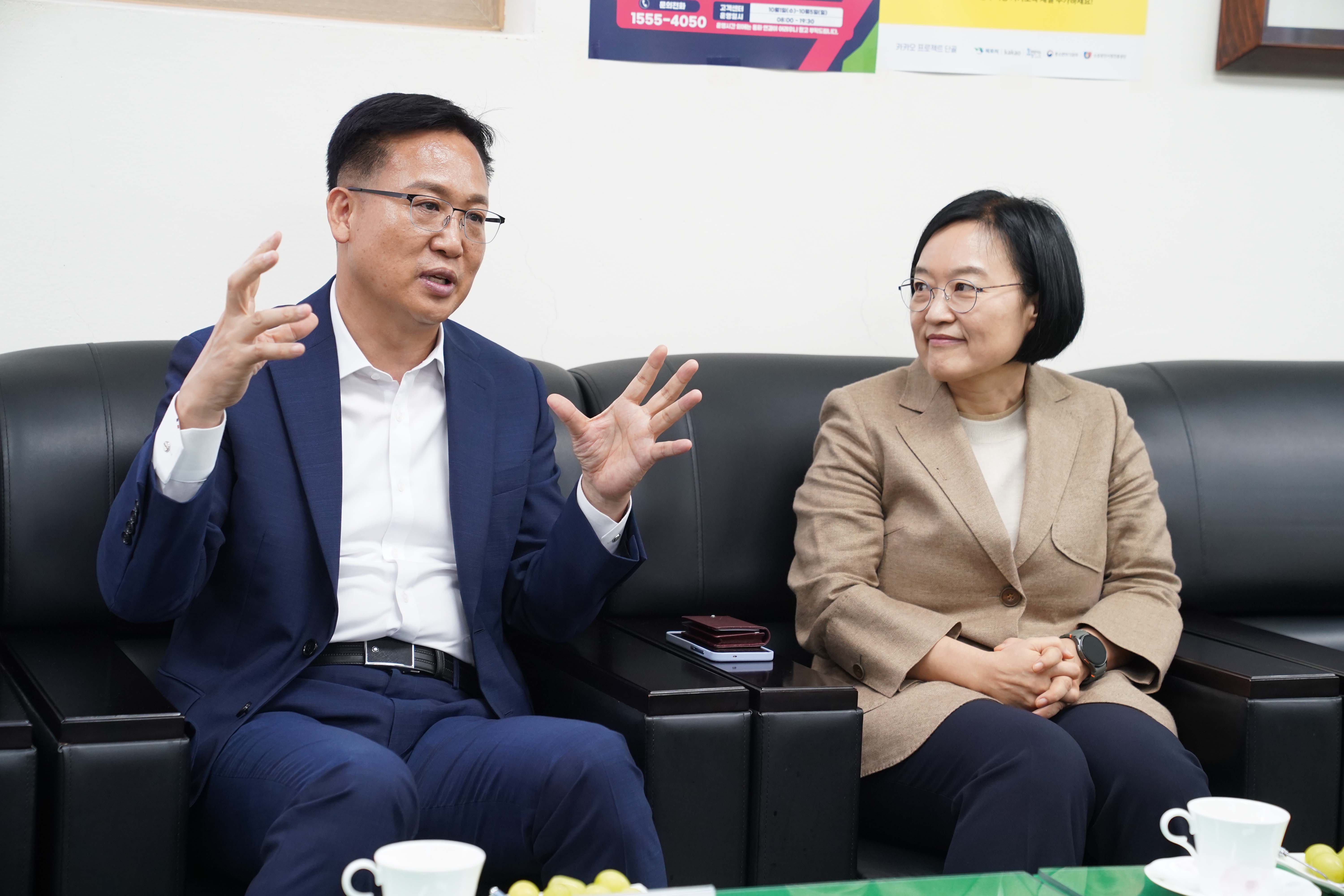 조석훈 목포 부시장이 손짓을 섞어 설명하고 있으며, 옆에 앉은 한성숙 장관이 이를 경청하고 있는 모습.