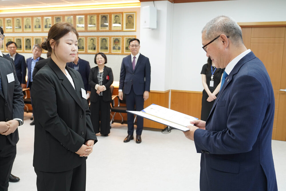 (10.01.상황실) 신규 공무원 임용장 수여식-2