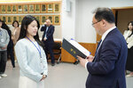 수시인사 임용장 수여식에서 정장을 입은 남성이 하늘색 블라우스를 입은 여성 직원에게 임용장을 전달하는 모습