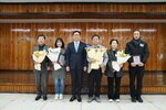 2월 정례조회 행사에서 정장을 입고 안경을 쓴 남성이 수상자들과 함께 기념촬영을 하고 있으며, 왼쪽부터 황춘호, 박성아, 이대인, 차미경, 김보잉이 꽃다발과 상패를 들고 일렬로 서 있다.