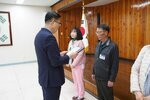 4월 정례조회에 정장을 입고 안경을 낀 남성이 어두운색 바지와 점퍼를 입은 장순호에게 패를 수여하고 있다